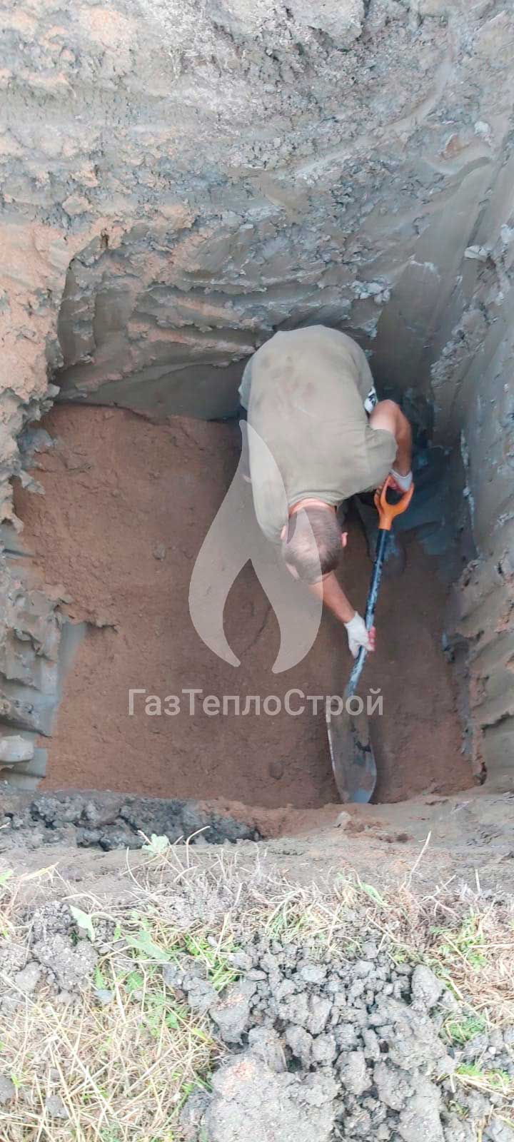 Фото рабочего раскапывающего яму